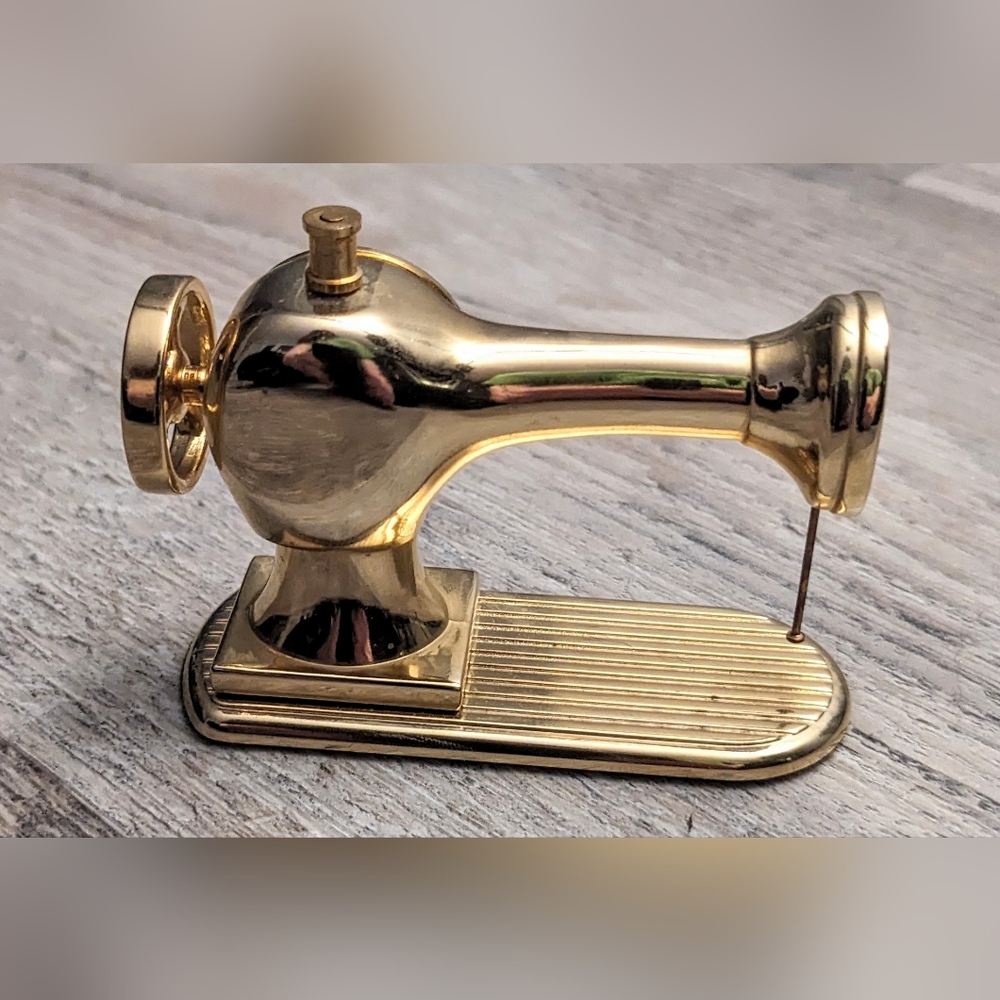 Vintage "Elgin" Gold Tone Sewing Machine Shaped Mini Clock Quartz - Picture 7 of 11